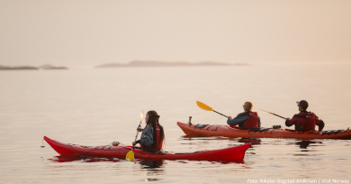 Kayaks unter der Mitternachtssonne