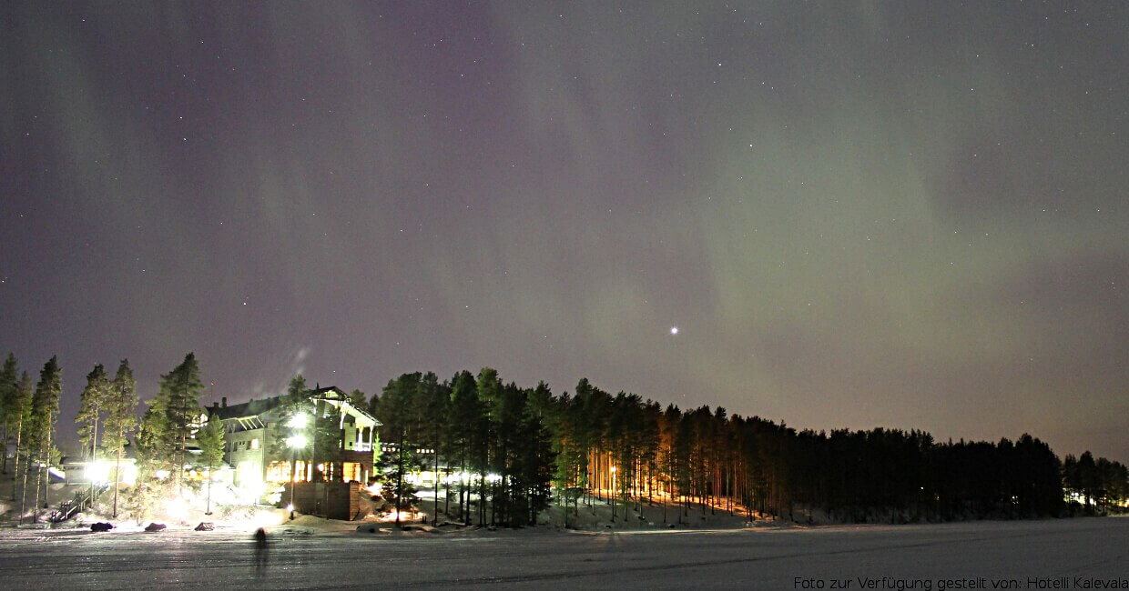 Nordlicht über dem Hotel Kalevala